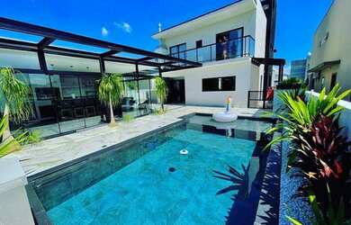 Imagem: A casa possui 3 Dormitórios, 3 Banheiros, 3 Vagas na garagem