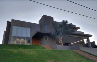 Imagem: A casa em condomínio possui 5 Dormitórios, 5 Banheiros, 4