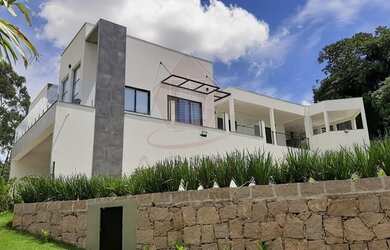 Imagem: A casa possui 3 Dormitórios, 4 Banheiros, 3 Vagas na garagem