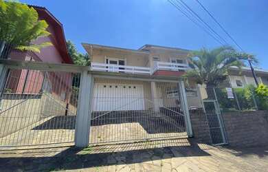 Imagem: A casa possui 4 Dormitórios, 3 Banheiros, 2 Vagas na garagem