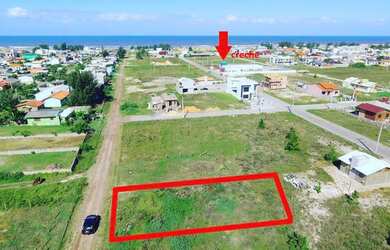Imagem: O terreno possui 300m² de Área e está localizado em Balneário