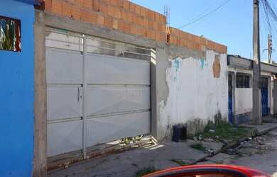 Imagem: A casa possui 2 Dormitórios, 1 Banheiro, 1 Vaga na garagem