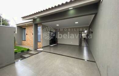 Imagem: A casa possui 3 Dormitórios, 2 Banheiros, 2 Vagas na garagem