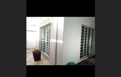 Imagem: A casa possui 3 Dormitórios, 2 Banheiros e 2 Vagas na garagem