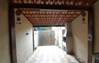 Imagem: A casa possui 2 Dormitórios, 1 Banheiro, 1 Vaga na garagem