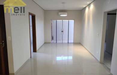 Imagem: A casa possui 3 Dormitórios, 3 Banheiros, 2 Vagas na garagem