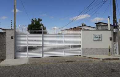 Imagem: A casa em condomínio possui 3 Dormitórios, 1 Banheiro, 2 Vagas