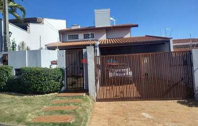 Imagem: A casa possui 3 Dormitórios, 5 Banheiros, 4 Vagas na garagem