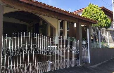 Imagem: A casa possui 3 Dormitórios, 3 Banheiros, 4 Vagas na garagem