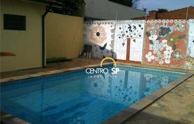 Imagem: A casa possui 3 Dormitórios, 4 Banheiros, 5 Vagas na garagem