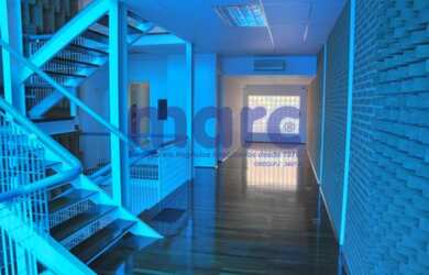 Imagem: O depósito possui 4 Vagas na garagem e 610m² de Área e está