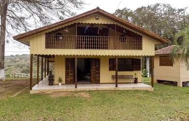 Imagem: A fazenda possui 220m² de Área, Varanda, Guarda roupa, Lareira