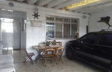 Imagem: A casa possui 2 Dormitórios, 1 Banheiro, 2 Vagas na garagem