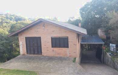 Imagem: A casa possui 3 Dormitórios, 2 Banheiros, 1 Vaga na garagem