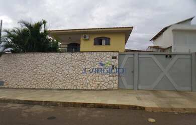 Imagem: A casa possui 5 Dormitórios, 5 Banheiros, 4 Vagas na garagem