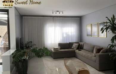 Imagem: A casa possui 4 Dormitórios, 5 Banheiros, 4 Vagas na garagem