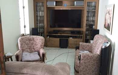 Imagem: A casa possui 4 Dormitórios, 4 Banheiros, 4 Vagas na garagem