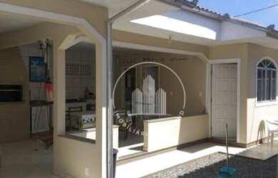 Imagem: A casa possui 3 Dormitórios, 2 Banheiros, 1 Vaga na garagem