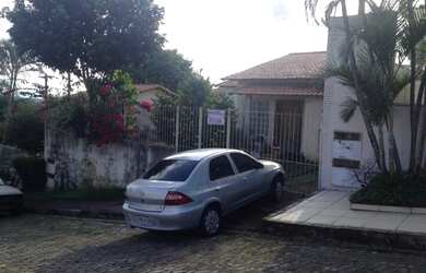 Imagem: A casa possui 2 Dormitórios, 1 Banheiro, 2 Vagas na garagem