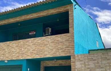 Imagem: A casa possui 3 Dormitórios, 3 Banheiros, 2 Vagas na garagem