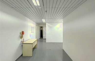 Imagem: O depósito possui 3 Vagas na garagem e 80m² de Área e está