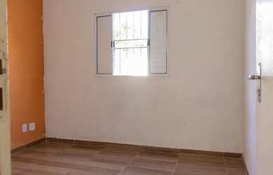 Imagem: A casa possui 2 Dormitórios, 1 Banheiro, 2 Vagas na garagem