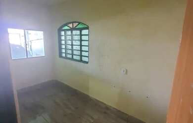 Imagem: A casa possui 3 Dormitórios, 2 Banheiros, 1 Vaga na garagem