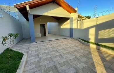 Imagem: A casa possui 3 Dormitórios, 2 Banheiros, 2 Vagas na garagem