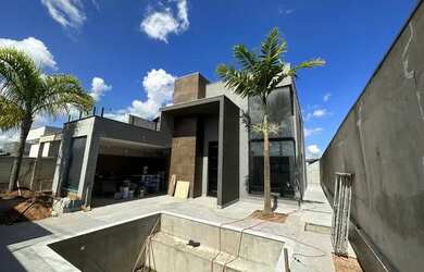 Imagem: A casa possui 4 Dormitórios, 3 Banheiros, 3 Vagas na garagem