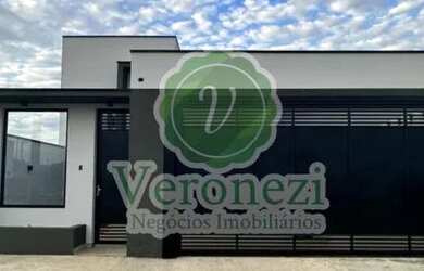 Imagem: A casa possui 4 Dormitórios, 2 Banheiros, 3 Vagas na garagem