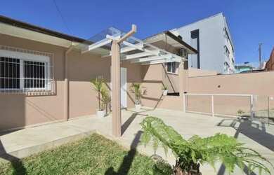 Imagem: A casa possui 3 Dormitórios, 2 Banheiros, 1 Vaga na garagem