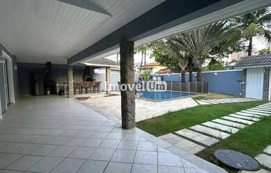 Imagem: A casa em condomínio possui 4 Dormitórios, 4 Banheiros, 3