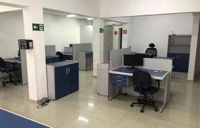 Imagem: O depósito possui 2 Vagas na garagem, 231m² de Área e está