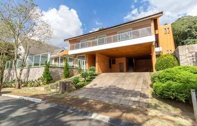 Imagem: A casa em condomínio possui 5 Dormitórios, 5 Banheiros, 4