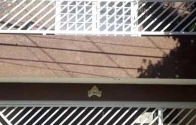 Imagem: A casa possui 3 Dormitórios, 1 Banheiro, 2 Vagas na garagem