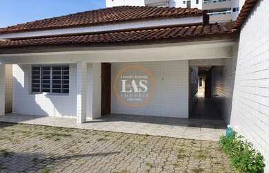 Imagem: A casa possui 3 Dormitórios, 2 Banheiros, 3 Vagas na garagem