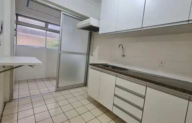 Imagem: O apartamento possui 1 Dormitório, 1 Banheiro, 1 Vaga na garagem