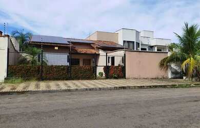 Imagem: A casa possui 4 Dormitórios, 5 Banheiros, 4 Vagas na garagem