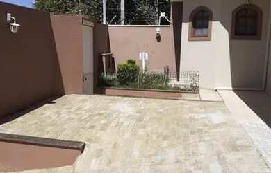 Imagem: A casa possui 3 Dormitórios, 4 Banheiros, 4 Vagas na garagem