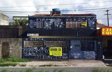 Imagem: A casa possui 4 Dormitórios, 3 Banheiros, 2 Vagas na garagem