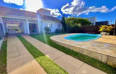 Imagem: A casa possui 4 Dormitórios, 3 Banheiros, 3 Vagas na garagem