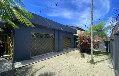 Imagem: A casa possui 1 Dormitório, 3 Banheiros, 3 Vagas na garagem