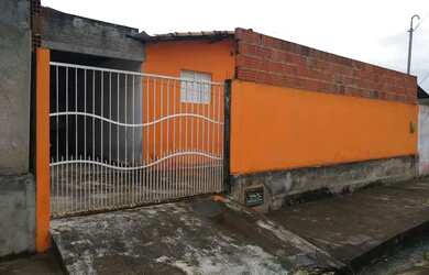 Imagem: A casa possui 2 Dormitórios, 1 Banheiro, 2 Vagas na garagem