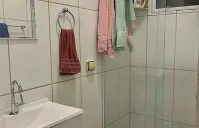 Imagem: A casa possui 2 Dormitórios, 1 Banheiro, 1 Vaga na garagem