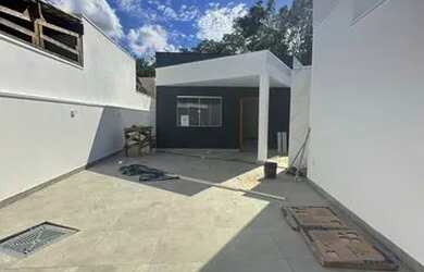 Imagem: A casa possui 3 Dormitórios, 2 Banheiros, 2 Vagas na garagem