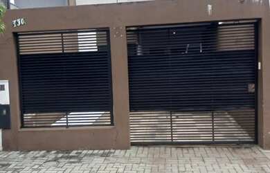 Imagem: A casa possui 2 Dormitórios, 2 Banheiros, 2 Vagas na garagem