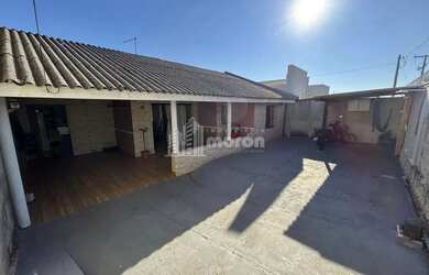 Imagem: A casa possui 3 Dormitórios, 2 Banheiros, 4 Vagas na garagem