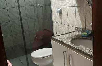 Imagem: A casa possui 3 Dormitórios, 5 Banheiros, 4 Vagas na garagem