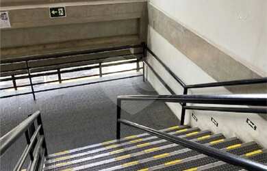 Imagem: O depósito possui 5 Vagas na garagem, 8.000m² de Área e