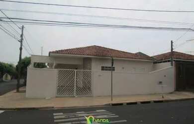 Imagem: A casa possui 3 Dormitórios, 2 Banheiros, 1 Vaga na garagem